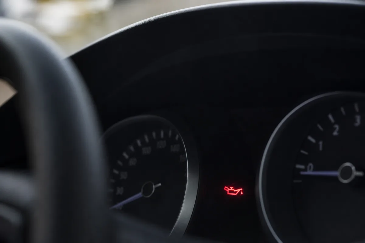 Voyant rouge de pression d’huile allumé sur un combiné d’instruments de voiture