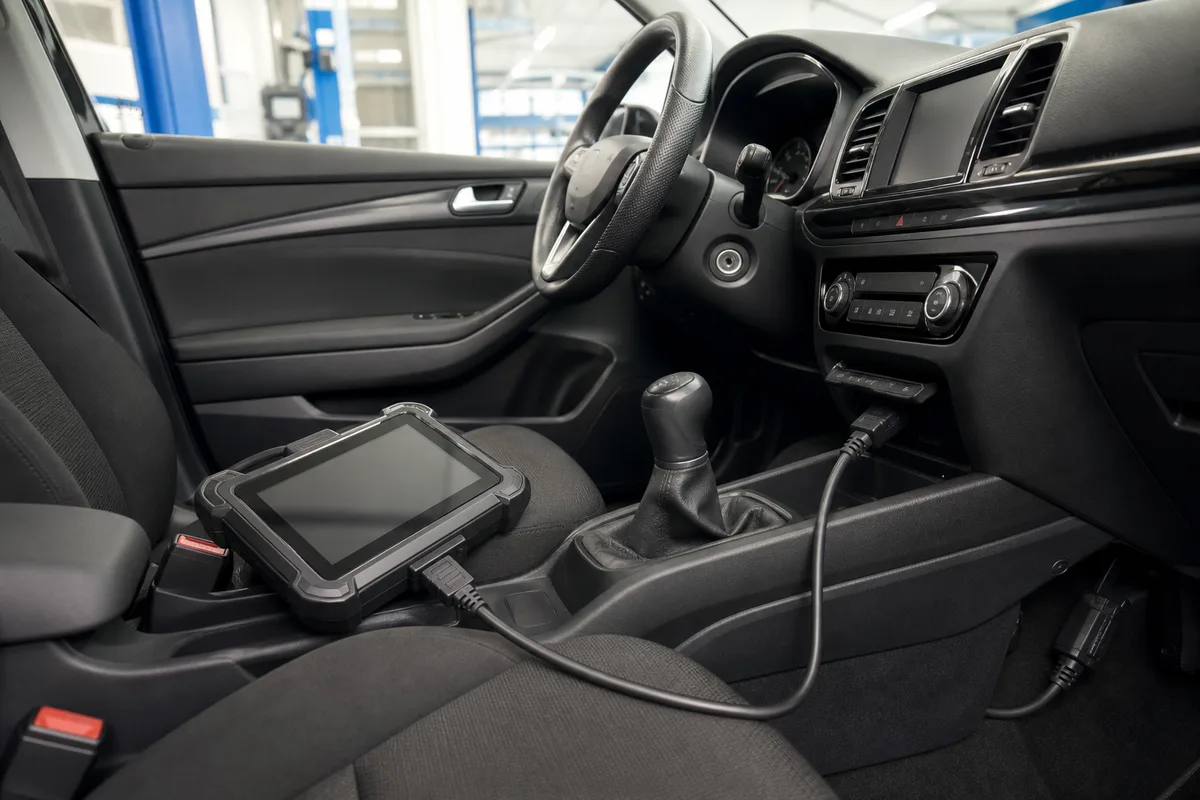 Contrôle électronique d’un véhicule avec valise de diagnostic branchée au centre de contrôle technique